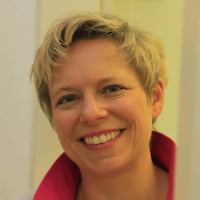 Portrait einer Zahnärztin, die von dem esaflosser begeistert ist und diese elektrische Zahneide all ihren Patienten und Freunden zur Zahnzwischenraumreinigung empfielt.