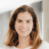 Portrait einer Zahnärztin, die von dem esaflosser von esavea begeistert ist und diese elektrische Zahneide all ihren Patienten als gutes Gerät zur Zahnzwischenraumreinigung empfiehlt.