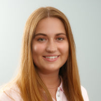 Portrait einer Zahnärztin, die von dem esaflosser von esavea begeistert ist und diese elektrische Zahneide all ihren Patienten zur Zahnzwischenraumreinigung empfiehlt.