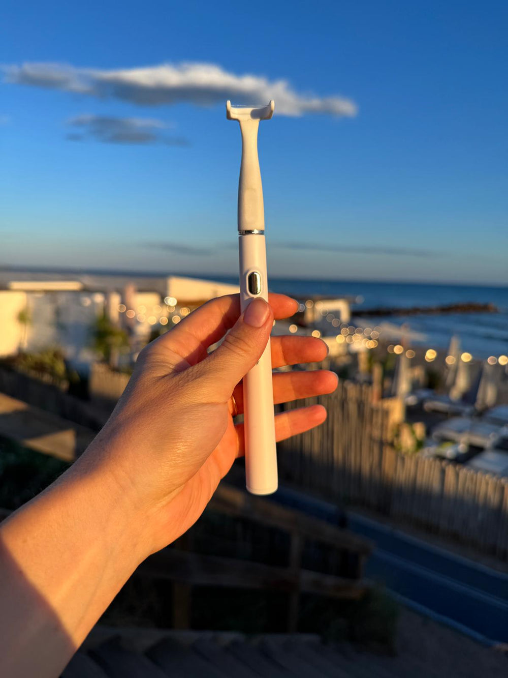 Kundin nutzt den esaflosser One am Meer – elektrische Zahnseide ideal für Reisen und unterwegs