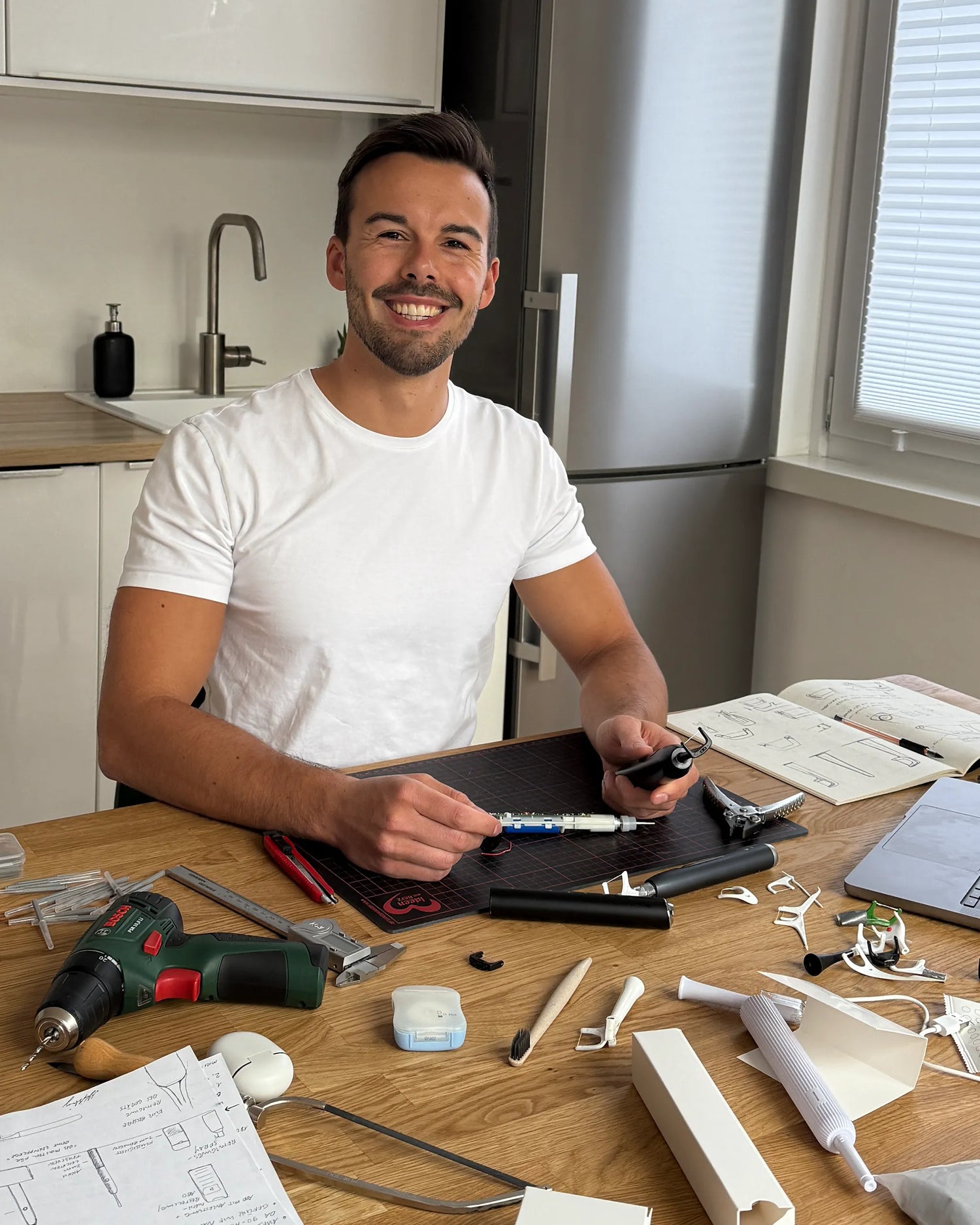 Erfinder des esaflosser One am Prototyp bauen – nachhaltige elektrische Zahnseide für schonende und effektive Zahnreinigung