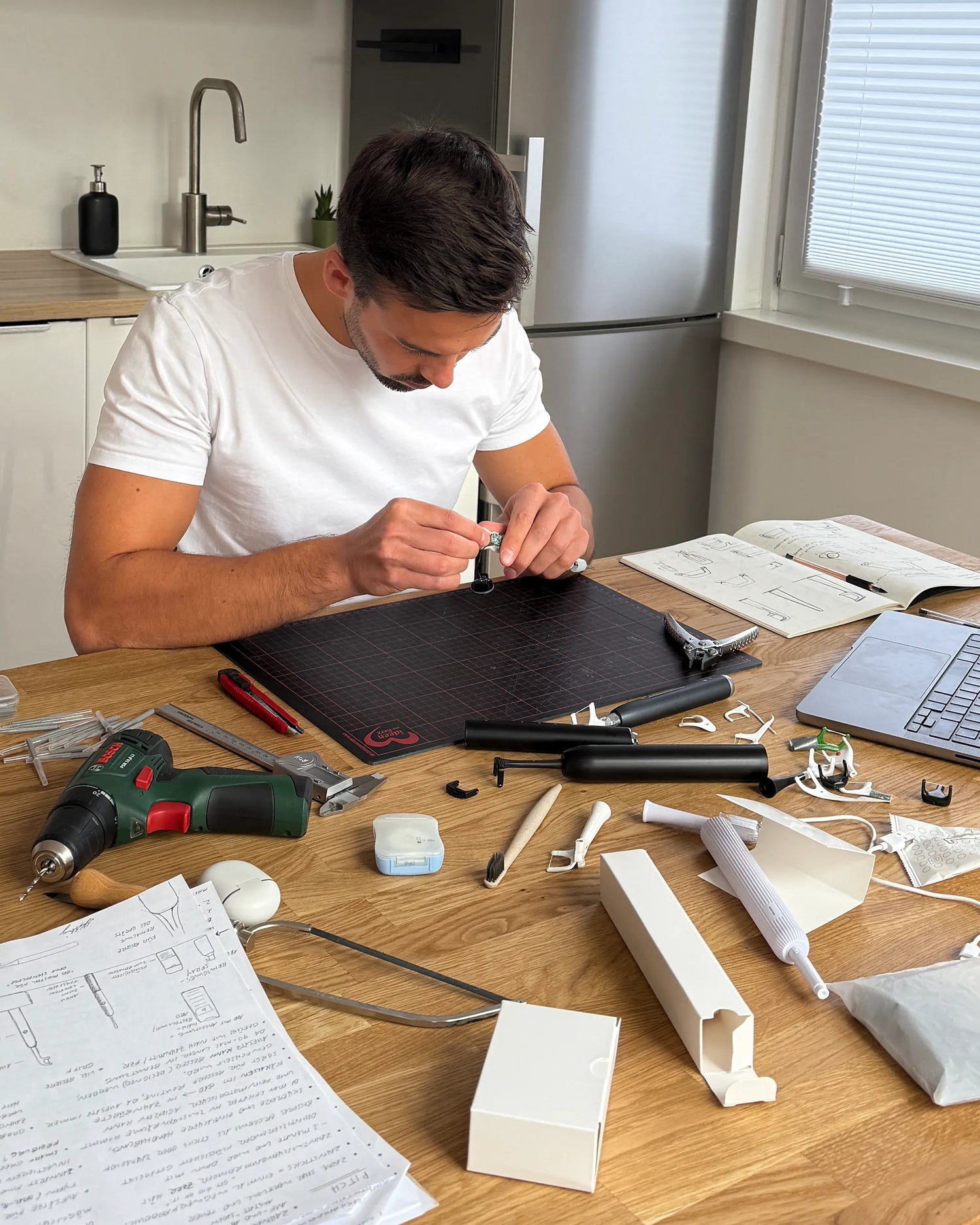 esavea Gründer beim Bau des Prototyps des esaflosser One – moderne Lösung für Zahnzwischenraumreinigung