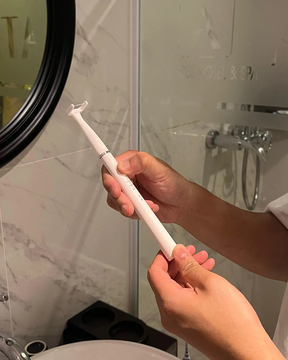 Kunde testet den esaflosser One im Badezimmer bei täglicher Zahnpflege-Routine.