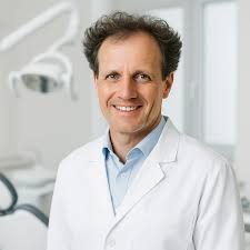 Portrait eines Zahnarztes, der von dem esaflosser von esavea begeistert ist und diese elektrische Zahneide und ihren Design Vorteilen all seinen Patienten zur Zahnzwischenraumreinigung empfiehlt.