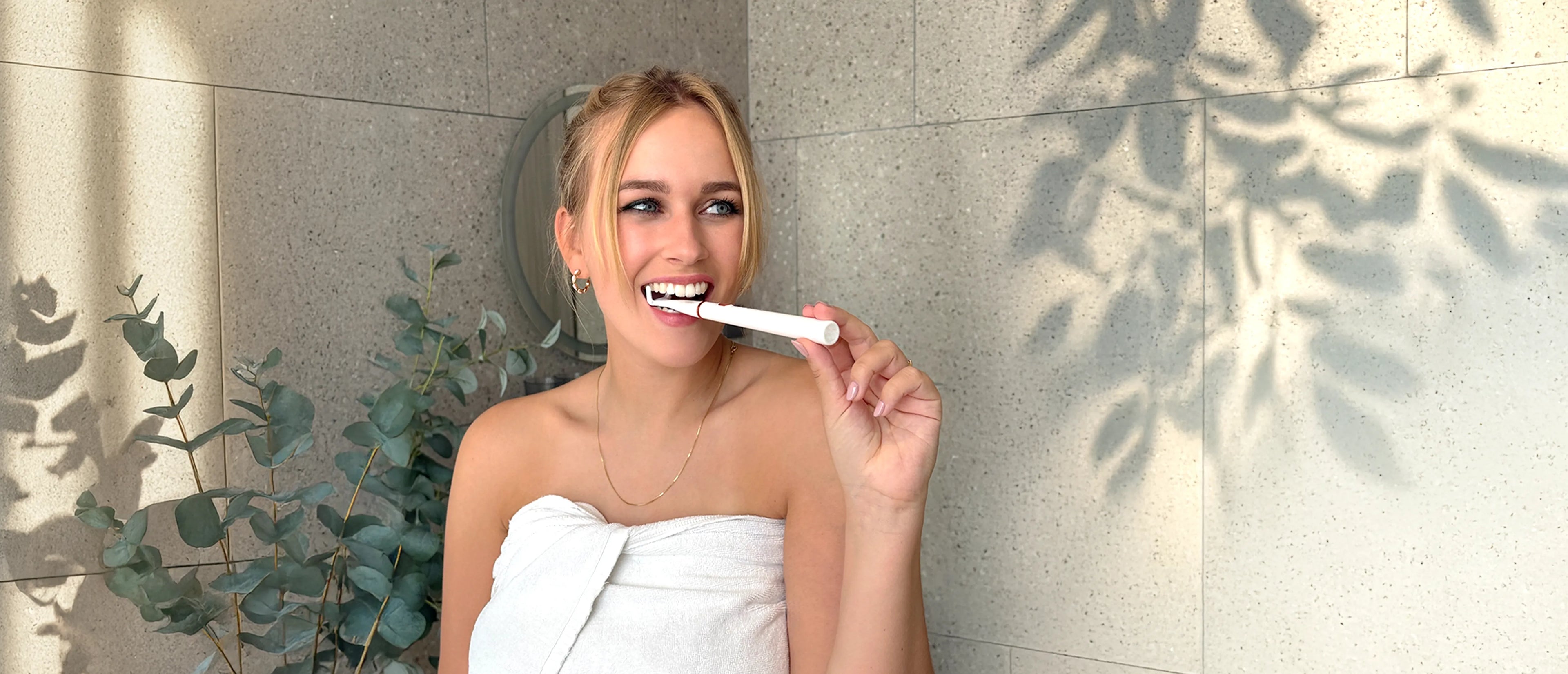 Lifestyle-Bild: Frau mit esaflosser One elektrische Zahnseide – sanfte Alternative zu Zahnseide Sticks und Munddusche für gesunde Zähne