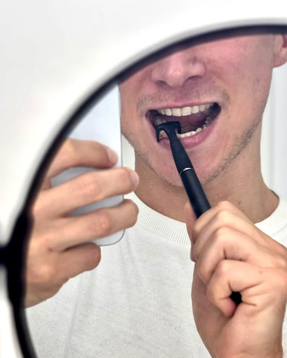 Männlicher Kunde wendet den esaflosser One im Mund an – elektrische Zahnseide für gründliche Zahnzwischenraumreinigung